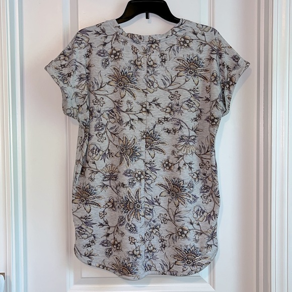 ⚡️ 3 for $20 ⚡️ Cupio Gray Floral Short Sleeve Top - Picture 5 of 7